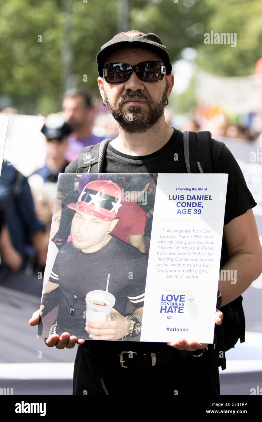 Berlino, Germania. Il 23 luglio 2016. Berlin orgoglio / Christopher Street Day ha mostrato il suo sostegno alle vittime dei recenti massacri in una discoteca di Orlando Credito: Craig Redmond/Alamy Live News Foto Stock