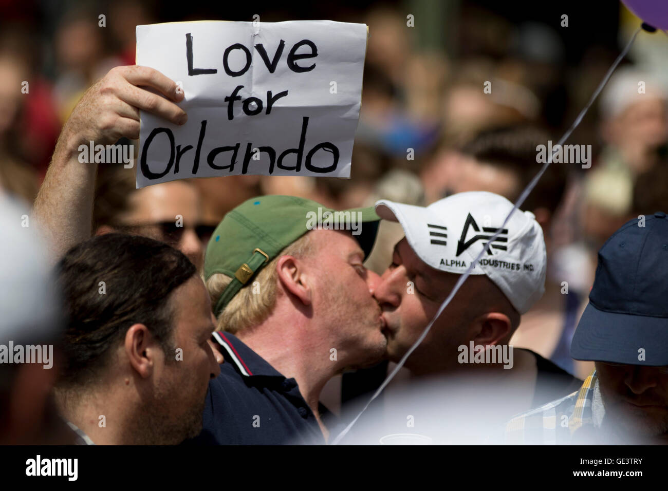 Berlino, Germania. Il 23 luglio 2016. Berlin orgoglio / Christopher Street Day ha mostrato il suo sostegno alle vittime dei recenti massacri in una discoteca di Orlando Credito: Craig Redmond/Alamy Live News Foto Stock