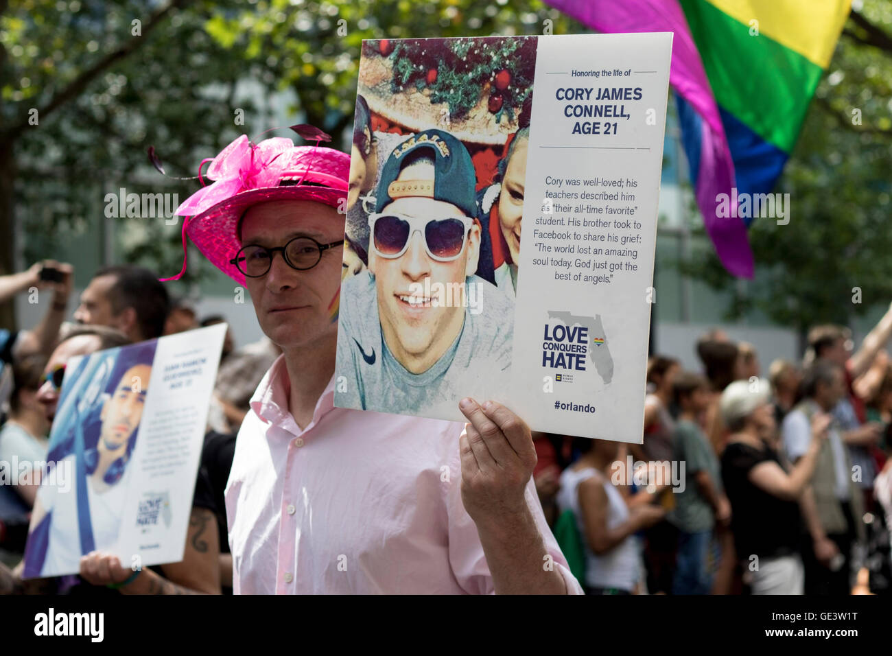 Berlino, Germania. Il 23 luglio 2016. Berlin orgoglio / Christopher Street Day ha mostrato il suo sostegno alle vittime dei recenti massacri in una discoteca di Orlando Credito: Craig Redmond/Alamy Live News Foto Stock