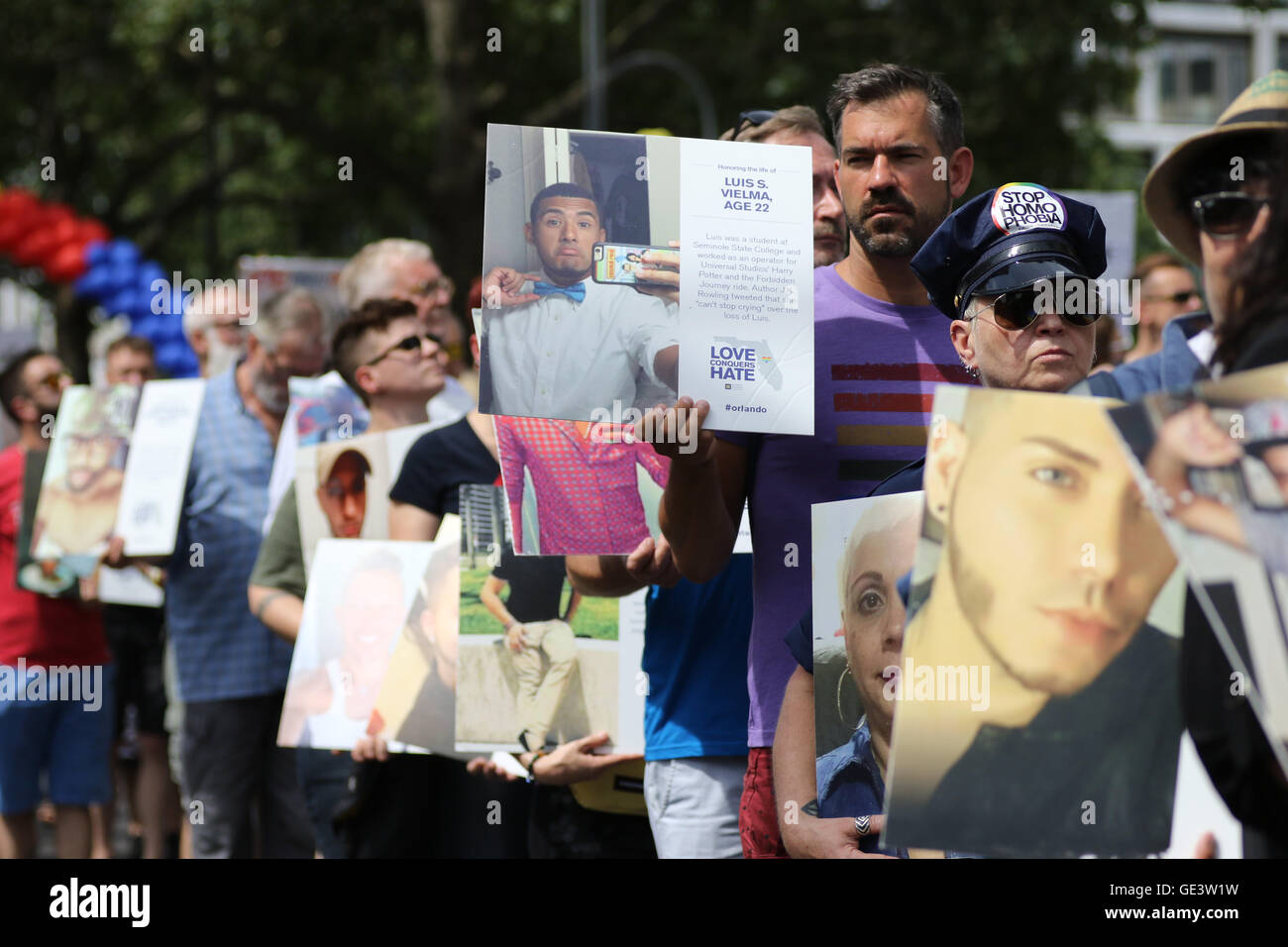 Berlino, Germania. Il 23 luglio 2016. Berlin orgoglio / Christopher Street Day ha mostrato il suo sostegno alle vittime dei recenti massacri in una discoteca di Orlando Credito: Craig Redmond/Alamy Live News Foto Stock