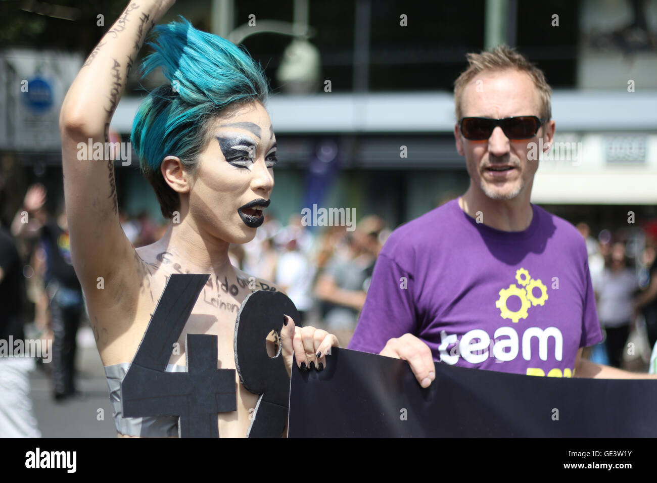 Berlino, Germania. Il 23 luglio 2016. Berlin orgoglio / Christopher Street Day ha mostrato il suo sostegno alle vittime dei recenti massacri in una discoteca di Orlando Credito: Craig Redmond/Alamy Live News Foto Stock