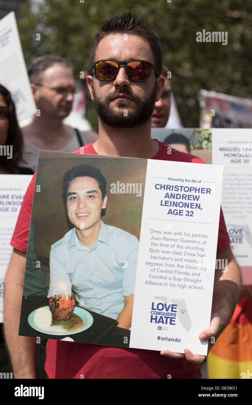 Berlino, Germania. Il 23 luglio 2016. Berlin orgoglio / Christopher Street Day ha mostrato il suo sostegno alle vittime dei recenti massacri in una discoteca di Orlando Credito: Craig Redmond/Alamy Live News Foto Stock