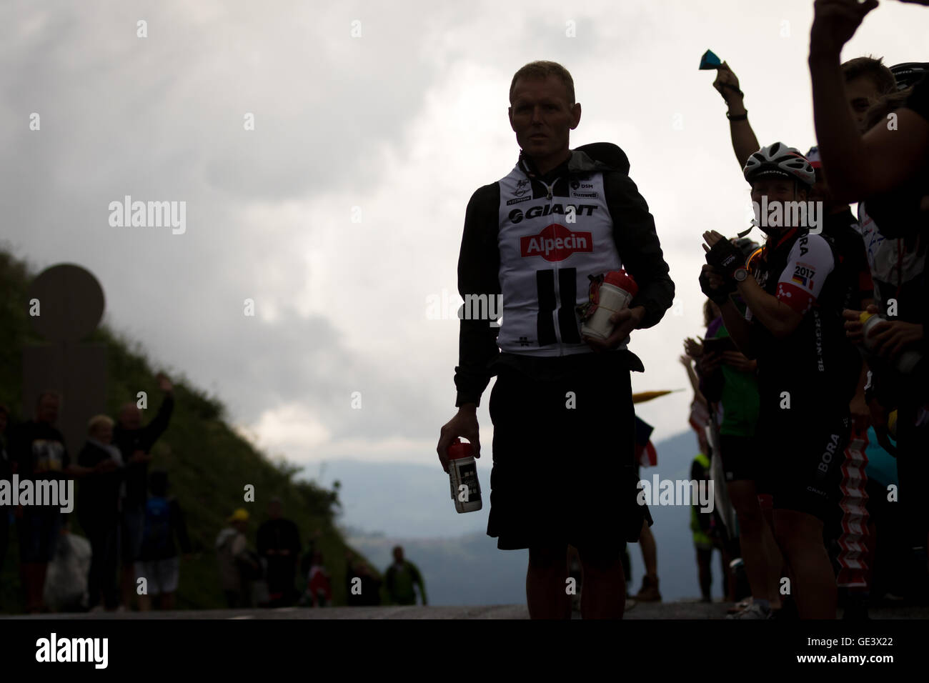 Tour de France. 23 Luglio, 2016. Le Grand-Bornard, FR. Un Team Giant-Alpecin soigneur attende l'ultimo dei suoi piloti al vertice del Col de la Colombière. John Kavouris/Alamy Live News Foto Stock