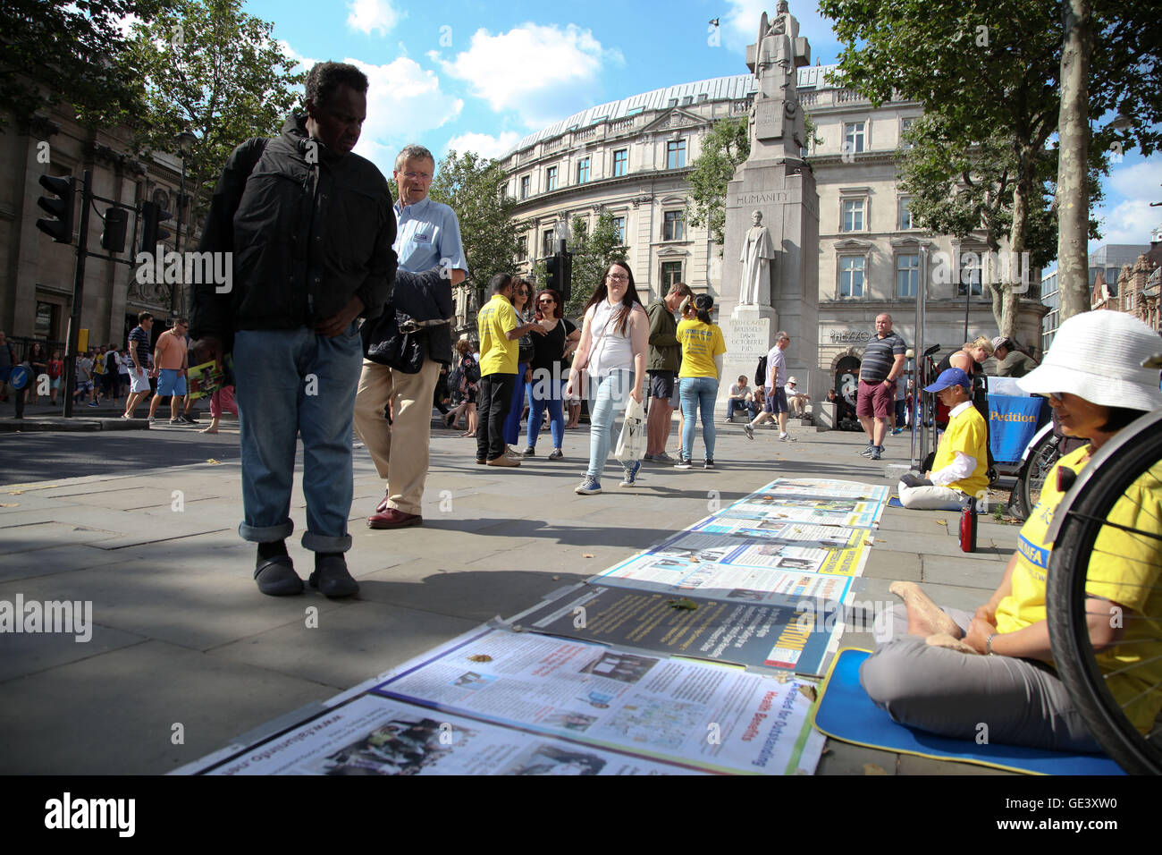 St Martin's church, Londra, Gran Bretagna il 23 luglio 2016. Un gruppo di Cinesi istituito uno stallo al di fuori di St Martin's church, Trafalgar Square spiegando e richiesta di membri del pubblico a firmare una petizione per i Diritti Umani delle Nazioni Unite ad alto commissario per chiedere la fine immediata per organo forzata la raccolta da Falum Gong practitioners in Cina. Credito: Dinendra Haria/Alamy Live News Foto Stock