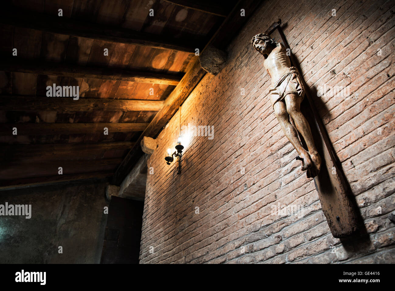 Gesù Cristo sulla croce senza armi in antico castello nel crepuscolo Foto Stock