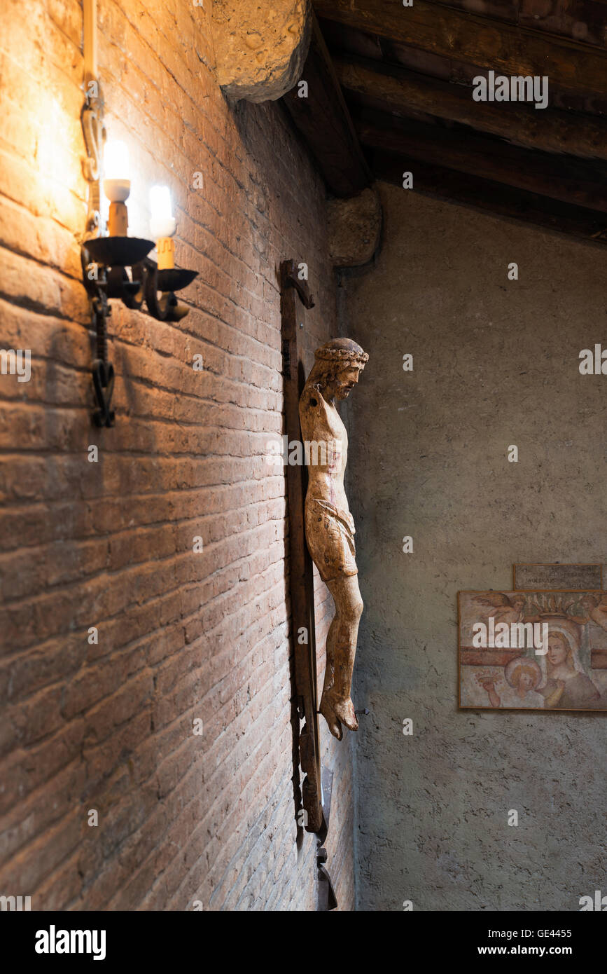 Gesù Cristo sulla croce senza armi in antico castello nel crepuscolo Foto Stock