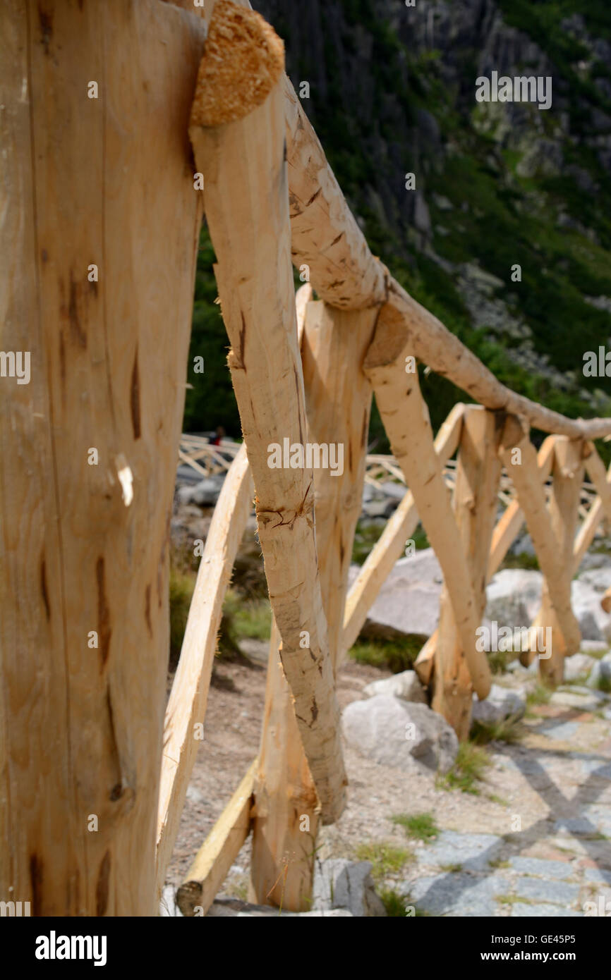 Parte della nuova barriera di legno fatto di fresco, legno grezzo a trail. Profondità di campo. Foto Stock