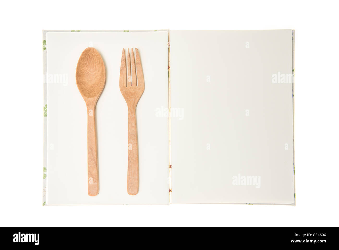 Notebook vuota per la ricetta con il cucchiaio di legno e la forcella Foto Stock
