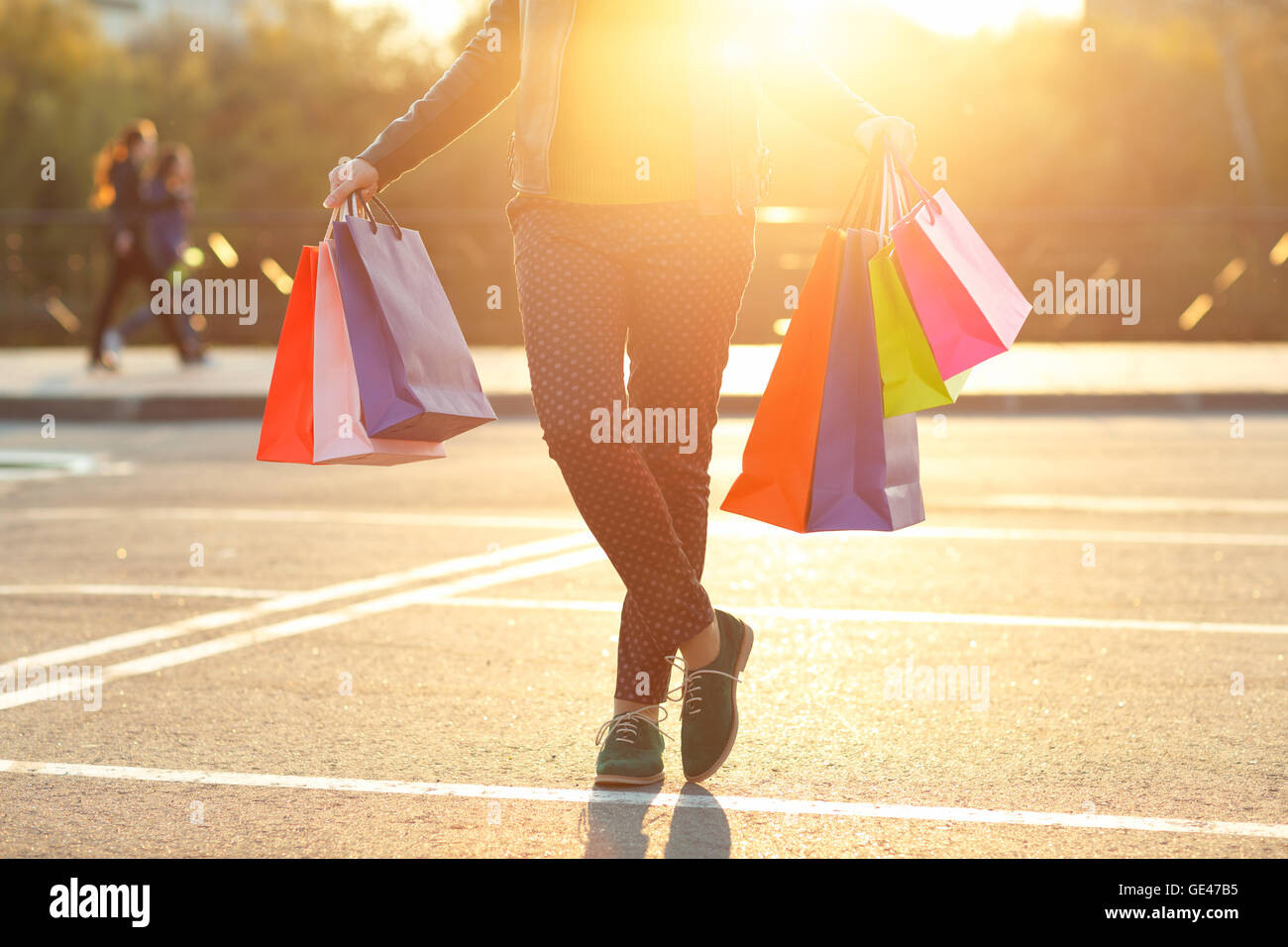 Donna che mantiene il suo shopping bags nella sua mano - Andiamo a fare acquisti concept Foto Stock