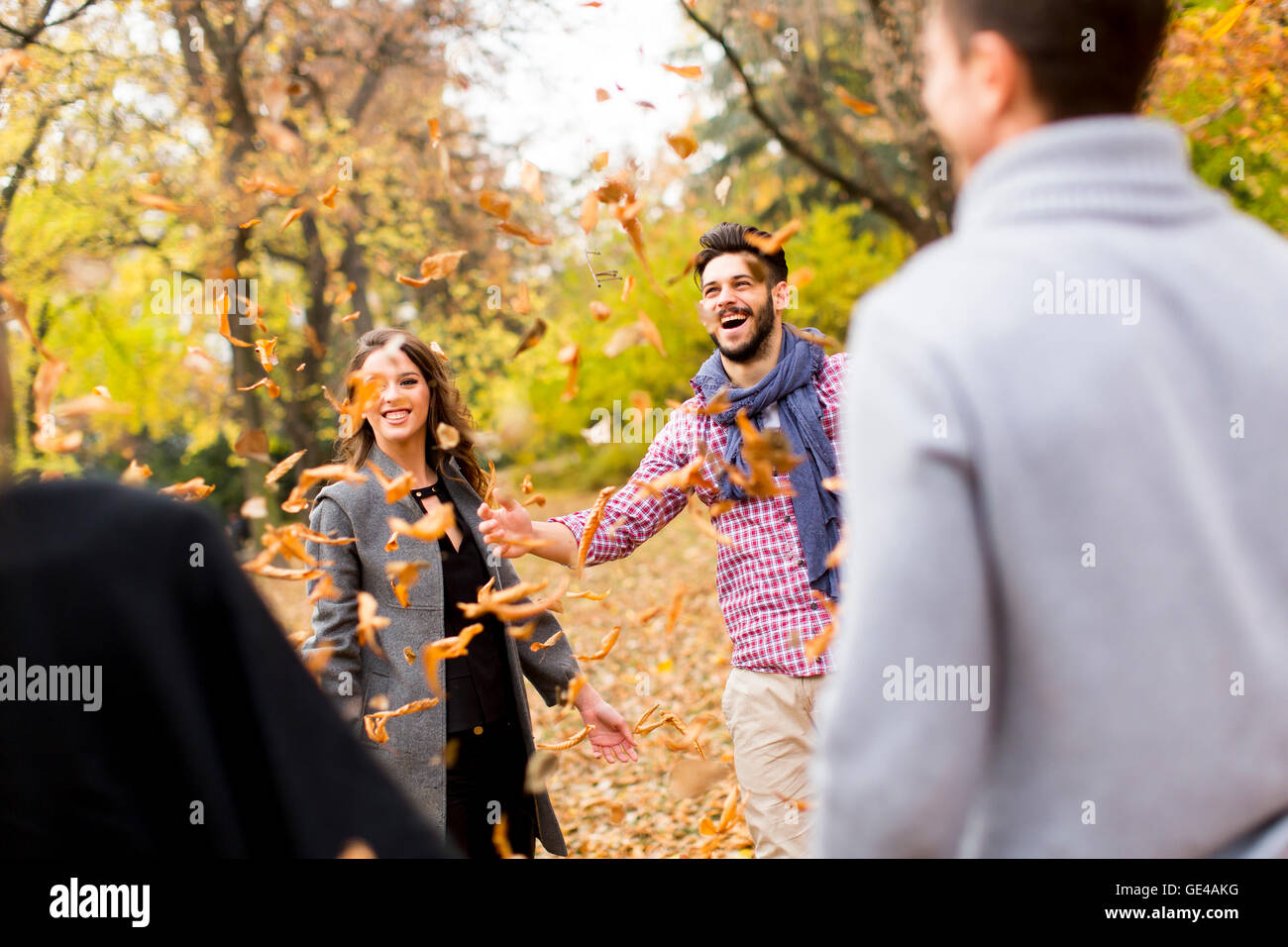 I giovani divertirsi nel parco di autunno Foto Stock