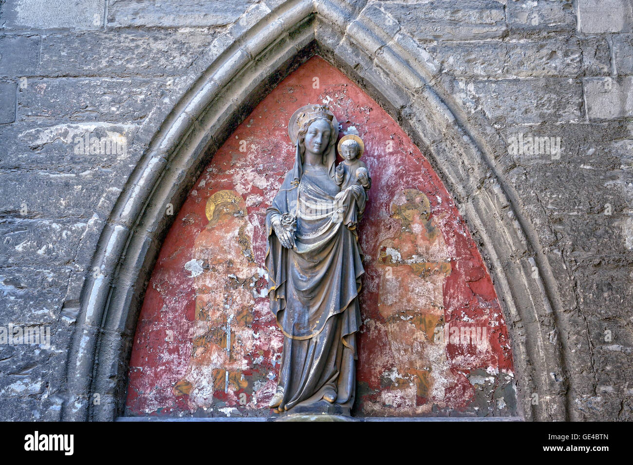 Statua di Maria con Gesù Cristo e sfondo dipinta sopra un lato di entrata di Saint Bavo's Catherdral a Gand, Belgio Foto Stock