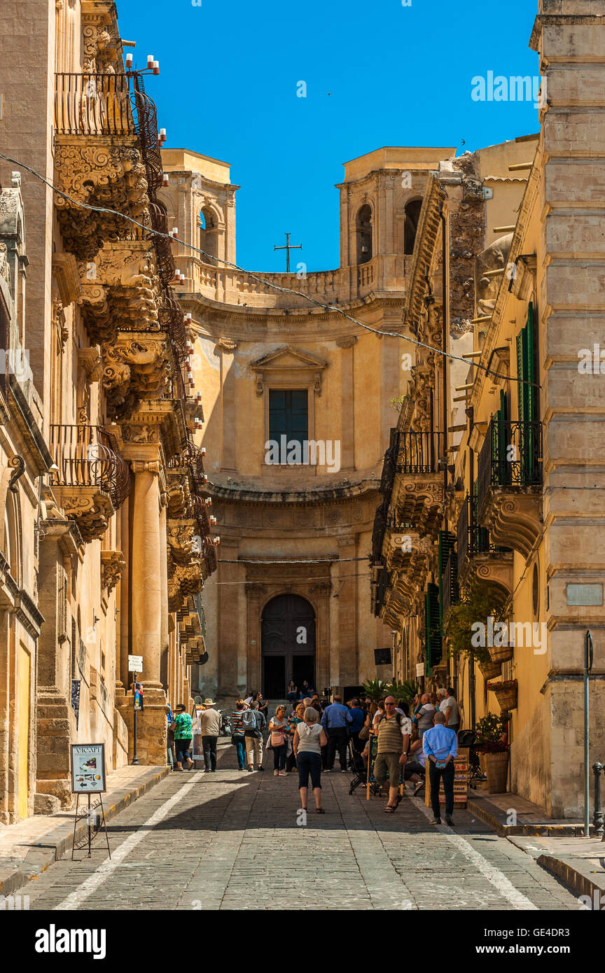 Italia Sicilia Noto - Via Nicolaci - wth vista del Palazzo Nicolaci di Villadorata; sullo sfondo la chiesa di Montervergini Foto Stock