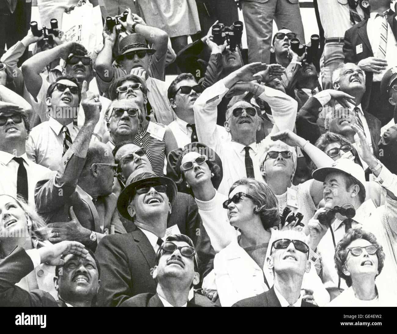 Il Centro Spaziale Kennedy Vice Direttore per la somministrazione, Albert Siepert, seduti a sinistra in terza fila, sottolinea i punti salienti della Apollo 10 il decollo al Belgio del King Baudouin e Regina Fabiola. Accanto alla regina è la signora Siepert. Ex Vice Presidente Hubert Humphrey, nel cappello da baseball a destra, colloqui con il sig. e la Sig.ra Emil Mosbacher, seduto accanto a lui. Il sig. Mosbacher è il capo degli STATI UNITI Il protocollo n. L'Apollo 10 astronauti sono stati lanciati da un Apollo/Saturn V veicolo spaziale a 12:49 pm EDT, 18 maggio 1969, dal KSC complessi di lancio 39B. Immagine # : 108-KSC-69P-352 Data: 18 Maggio 1969 Foto Stock