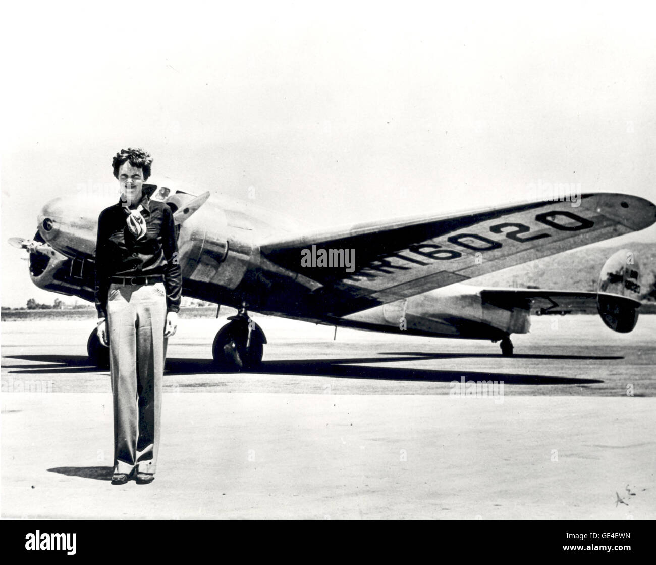 (Sconosciuto) Amelia Earhart in piedi nella parte anteriore del Lockheed Electra in cui ella è scomparso nel luglio 1937. Nato a Atchison, Kansas nel 1897, Amelia Earhart non iniziare a volare fino a dopo il suo trasferimento in California nel 1920. Dopo aver preso lezioni da pioniere dell'aviazione Neta Snook in un Curtiss Jenny, Earhart stabiliti a rompere i record di volo, rompendo le donne record di altitudine nel 1922. Earhart continuamente promossa donne in aviazione e nel 1928 è stato invitato per essere la prima donna a volare attraverso l'Atlantico. Che accompagna i piloti di Wilmer Stultz e Louis Gordon come un passeggero a bordo del Fokker Friendship, Earhart Foto Stock