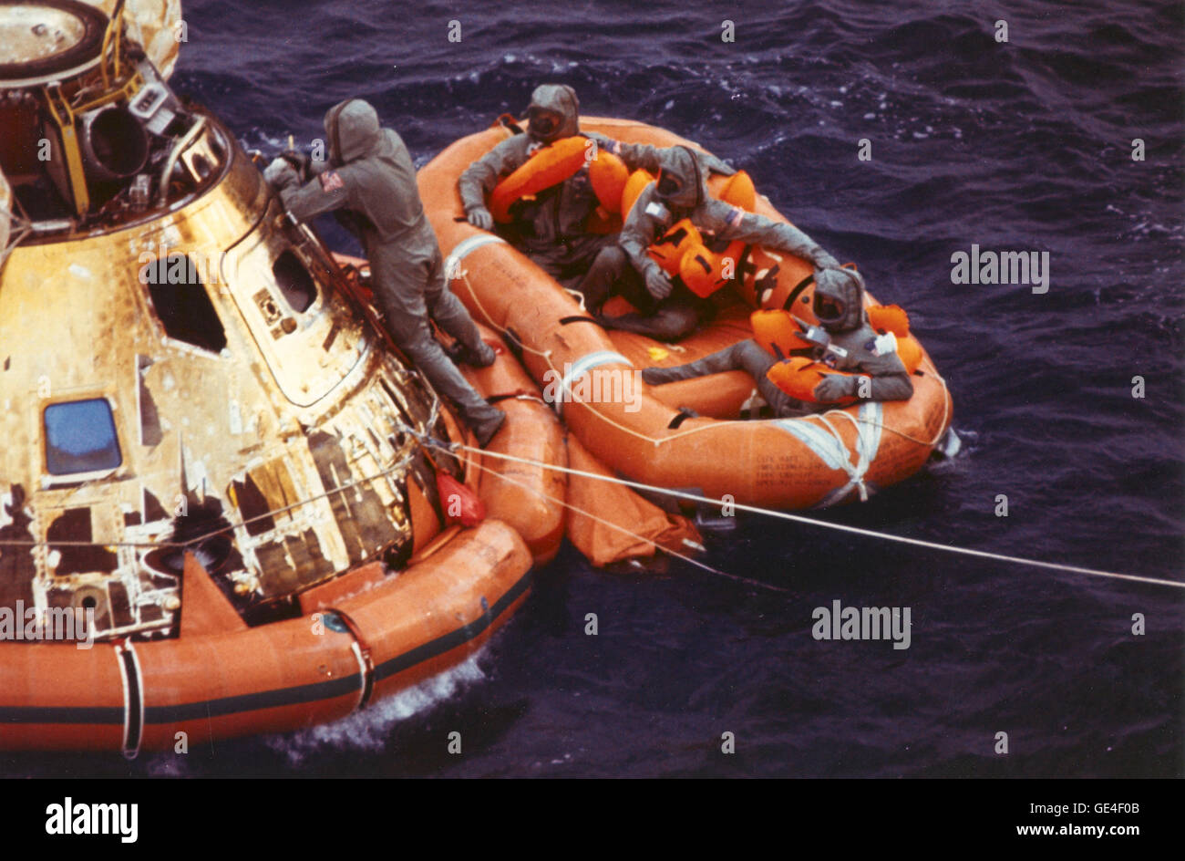 Pararescueman tenente Clancy Hatleberg chiude il portello della navicella spaziale Apollo 11 dopo che è precipitata il 24 luglio 1969. Gli astronauti, Neil Armstrong, Michael Collins e Buzz Aldrin, attendono il recupero dell'elicottero dalla loro zattera di salvataggio, dopo il successo dell'atterraggio lunare. Lo spruzzo si è verificato 900 miglia a sud-ovest delle Hawaii. Foto Stock