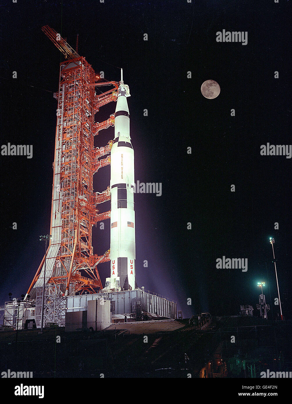 L'Apollo 17 veicolo spaziale si siede in bilico sotto una luna piena sulla rampa di lancio 39A durante il conto alla rovescia per il lancio. Gli astronauti Eugene Cernan A., Comandante; Ronald A. Evans, il pilota del modulo di comando; e il dottor Harrison H. Jack Schmitt, il Modulo Lunare pilota, sarà l'equipaggio per il sesto presidiato di atterraggio lunare di missione. Immagine # : 72C-5901 Foto Stock