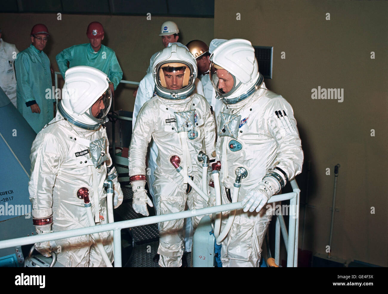 I tre membri di equipaggio per la Apollo-Saturn 204 missione (in seguito denominata Apollo 1) Check out lettino installazione su Apollo modulo di comando (CM) a nord americano è Downey facility. Da sinistra a destra nel loro spazio pressurizzato tute sono gli astronauti Virgil I. Grissom, Roger B. Chaffee e Edward H. White II. Immagine # : S66-49181 Data: 22 Agosto 1966 Foto Stock