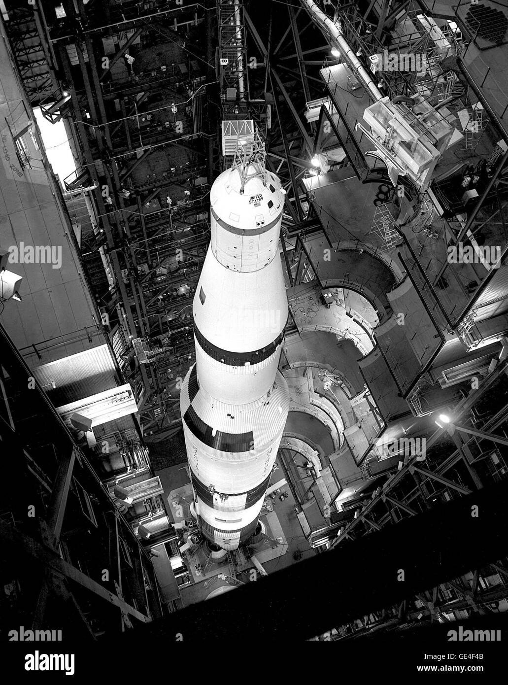 Un alto-basso vista della 36-story-tall Apollo/Saturno 501 veicolo spaziale in alta Bay n. 1 il gruppo di veicoli Edificio. Immagine # : 67P-0208 Foto Stock