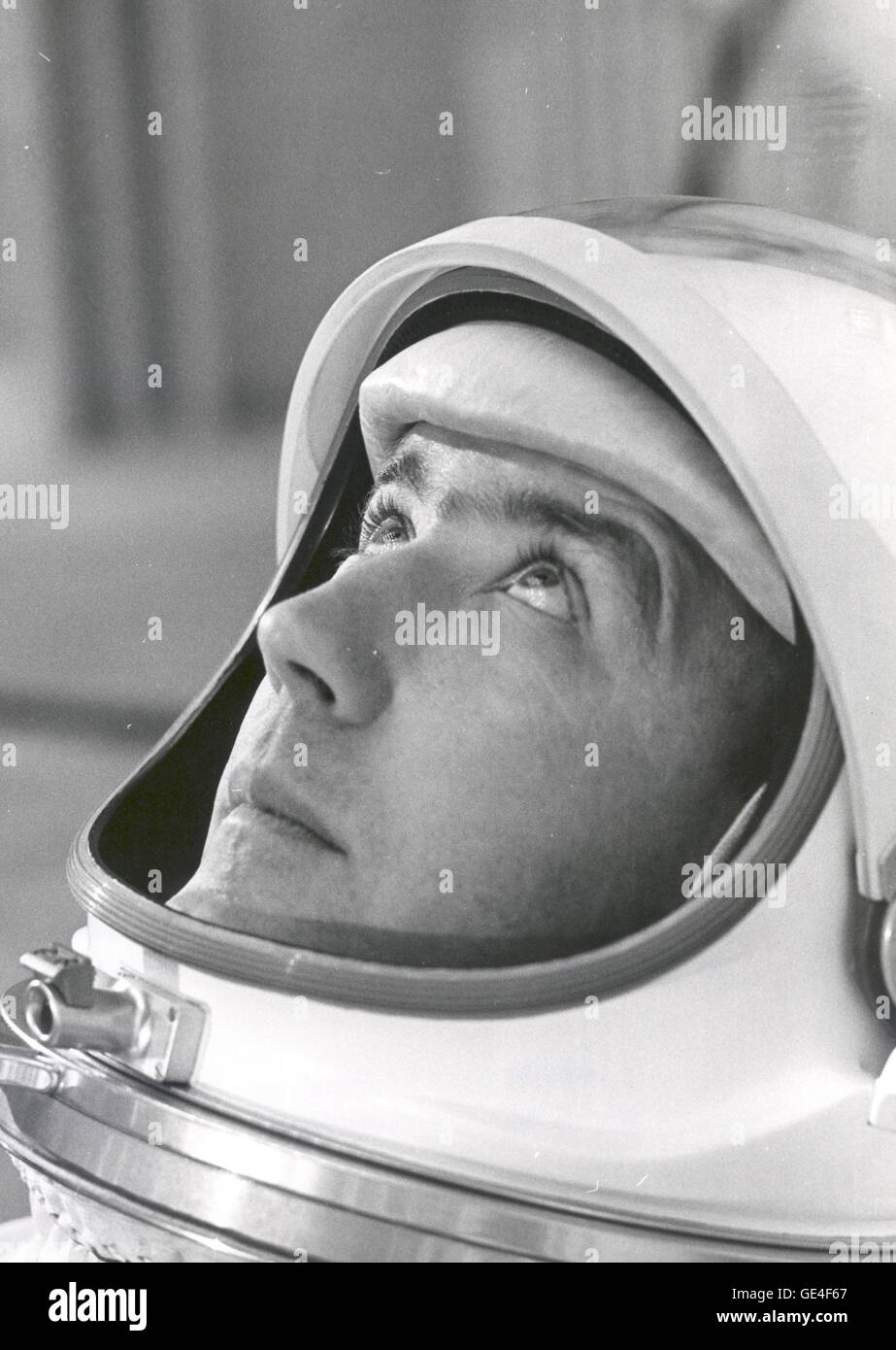 Astronauta James McDivitt A., comandante della Gemini IV, adatto in preparazione per il peso e il bilanciamento delle prove. L'obiettivo della Gemini IV missione è stato quello di testare e valutare gli effetti di quattro giorni nello spazio sull'equipaggio, attrezzature e sistemi di controllo. Pilota bianco Edward II compiuto con successo il primo spacewalk negli Stati Uniti durante la Gemini IV missione. Immagine # : 65-H-790 Data: 21 Maggio 1965 Foto Stock