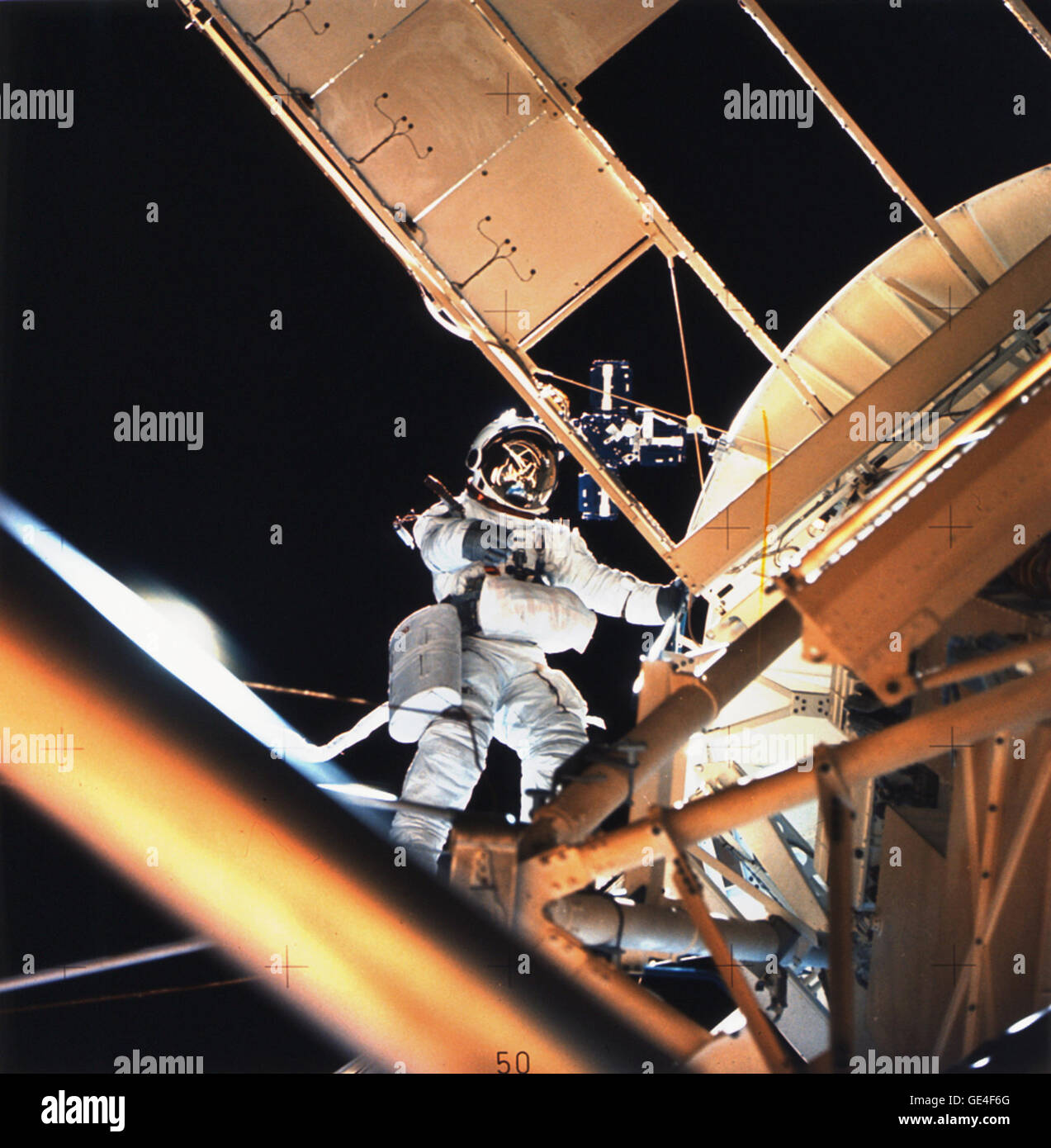(6 agosto 1973) scienziato-astronauta Owen K. Garriott, Skylab 3 scienza pilota, è visto l'esecuzione di un'attività extravehicular all'Apollo Telescope Mount (ATM) dell'Skylab space station cluster in orbita intorno alla Terra, fotografati con un hand-held 70mm Fotocamera Hasselblad. Garriott aveva appena distribuito il Skylab la raccolta di particelle S149 esperimento. L'esperimento è montato su uno degli ATM pannelli solari. Lo scopo del S149 esperimento era di raccogliere il materiale interplanetario di particelle di polvere su superfici preparate adatto per studiare i fenomeni di impatto. In precedenza durante la EVA Garriott assistere Foto Stock