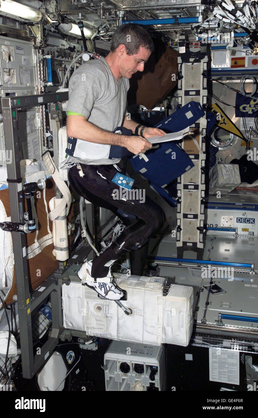 Astronauta William S (Bill) McArthur, Jr legge una lista di controllo come 5134455901 o Foto Stock