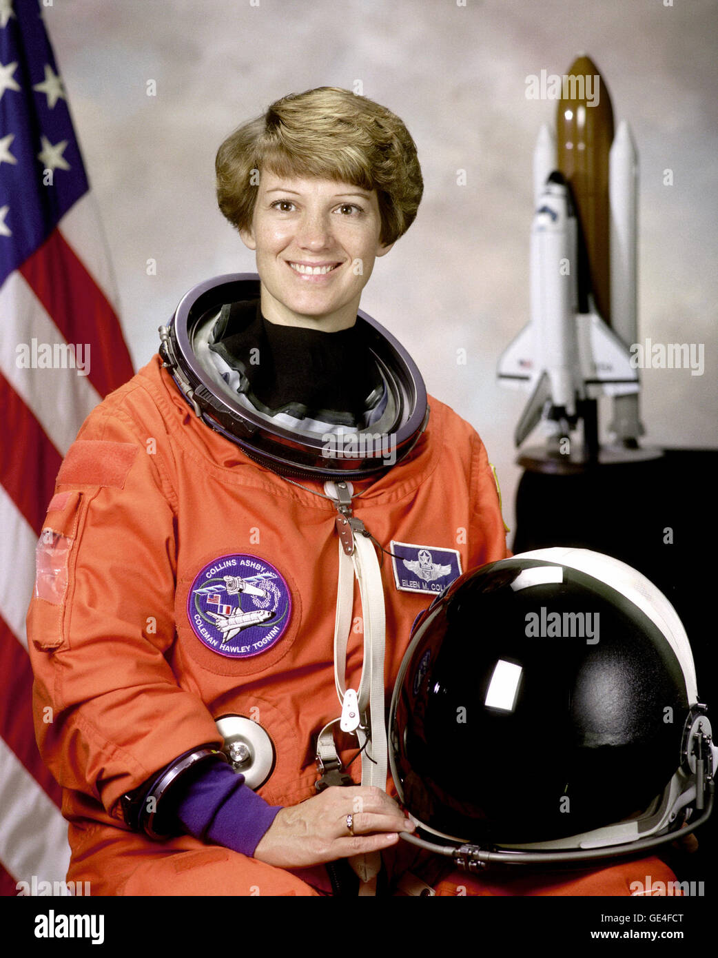Eileen M. Collins, comandante della missione STS-93 Space Shuttle il 29 ottobre 1998, è raffigurata nella sua tuta arancione Launch and Entry (LES) con casco. È stata la prima donna a comandare una missione dello Space Shuttle. Foto Stock