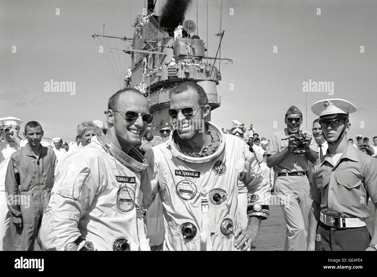 (29 agosto 1965) gli astronauti L. Gordon Cooper Jr (destra) e Charles Conrad Jr. attraversare a piedi il ponte di recupero portaerei Museo della Portaerei U.S.S. Lake Champlain seguenti splashdown e recupero dall'oceano. Immagine # : S65-51442 Foto Stock