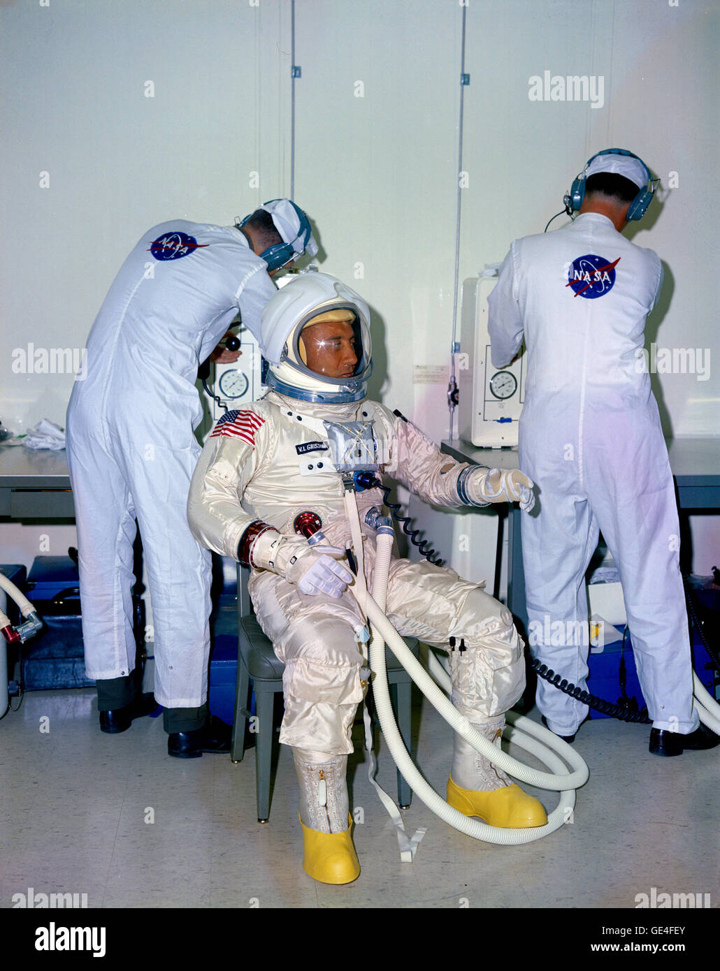 (18 ottobre 1966) La NASA suit tecnici assistono astronauta Virgil I. Grissom durante le operazioni di adattamento prima di prove presso il Centro Spaziale Kennedy (KSC). Grissom e gli altri membri dell'Apollo 204 il primo equipaggio è andato attraverso simulazioni di veicolo spaziale verso l'interno al centro della camera di altitudine. Immagine # : S66-58023 Foto Stock
