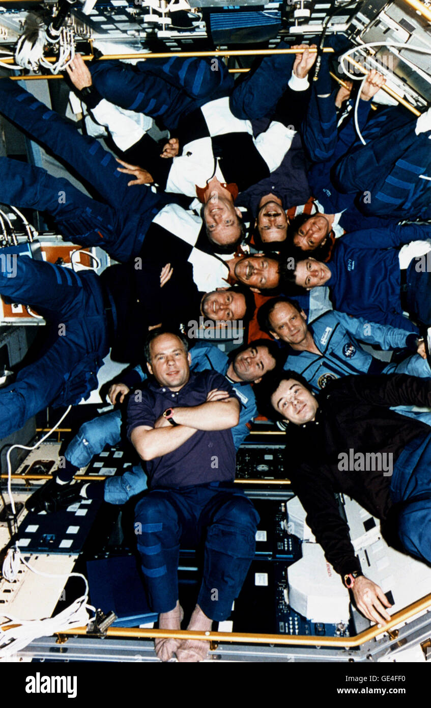 (27 giugno 1995) all'interno della scienza Spacelab Modulo il suo equipaggio di STS-71, Mir- 18, e Mir-19 pongono per la tradizionale immagine di bordo. Un importante missione per il volo spaziale umano programma, STS-71 è stato il centesimo negli Stati Uniti lo spazio umano il lancio da Cape Canaveral al Kennedy Space Center. Di rilievo internazionale come pure, STS-71 è stato il primo U.S. Space Shuttle- russo della stazione spaziale Mir docking e giunto in orbita il funzionamento. Lo Space Shuttle/Mir combinazione è stata anche la più grande piattaforma di spazio sempre montato e messo in orbita. (Per l'identificazione individuale, tenere immagine verticalmente con il Foto Stock