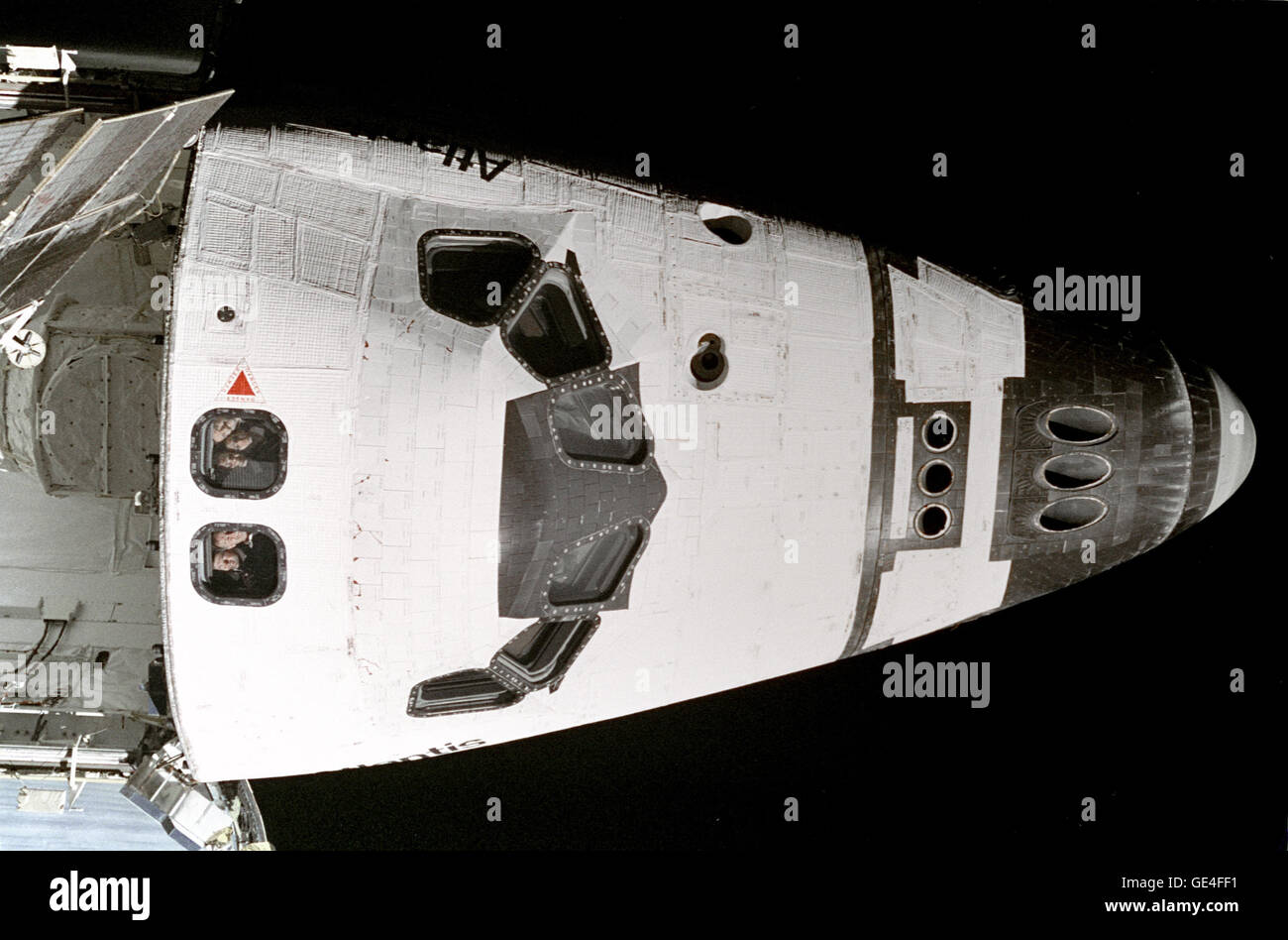 I cinque STS-74 gli astronauti a bordo della navetta spaziale Atlantis look out tettuccio di windows su aft deck di volo verso i loro omologhi a bordo della Mir russa stazione spaziale con la quale avevano appena rendezvoused. Il suo equipaggio (dall'alto) gli astronauti sono: Kenneth D. Cameron, Comandante della Missione; Jerry L. Ross, lo specialista di missione; James D. Halsell Jr., pilota; William S. McArthur Jr., e astronauta canadese Chris A. Hadfield, entrambi gli specialisti di missione. Immagine # : STS074-320-019 Foto Stock