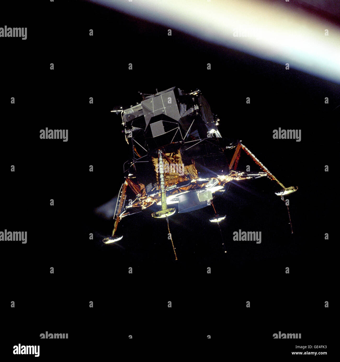 (20 luglio 1969) l'Apollo 11 Modulo Lunare (LM) "Eagle", in una configurazione di atterraggio è fotografato in orbita lunare dal comando e moduli di servizio (CSM) "Columbia". All'interno della LM sono state Commander, Neil A. Armstrong, e il Modulo Lunare Pilot Edwin E. "Buzz" Aldrin Jr lungo "asta-come" sporgenze sotto le cialde di atterraggio sono superficie lunare sonde di rilevamento. In seguito a contatto con la superficie lunare le sonde inviano un segnale all'equipaggio per arrestare la discesa del motore. Immagine # : Come11-44-6581 Foto Stock