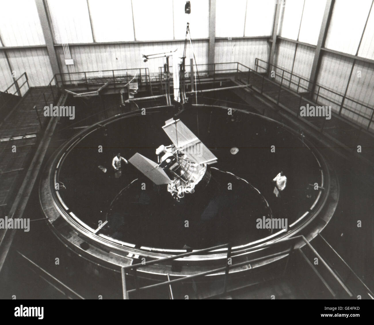 Le risorse della terra la tecnologia satellitare (ERTS) mock-up in uno spazio della camera a prova della General Electric a divisione di spazio. Il programma ERTS rappresentato uno sforzo concentrato per osservare e monitorare le limitate risorse della terra, al fine di meglio conservare e utilizzare le risorse a sostegno di una crescente popolazione mondiale. Il primo ERTS è stato lanciato nel 1972 e fu in seguito denominata terra Remote-Sensing (satellite Landsat), per rappresentare al meglio la civile programma via satellite del primo accento sul telerilevamento delle risorse terrestri. Sensori multipli survey e il relè torna di masse di dati in vari modi da t Foto Stock