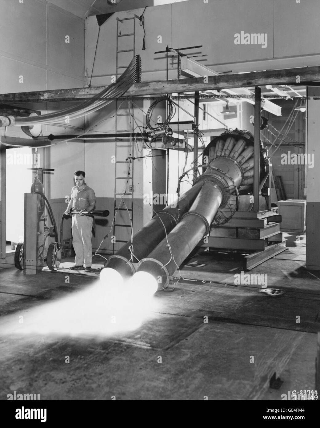 Questo studio di simulazione esamina gli effetti degli scarichi a doppio proiettile durante il decollo, un fattore critico per le prestazioni degli aeromobili, in particolare in termini di efficienza del combustibile e di impatto ambientale durante il volo. Foto Stock