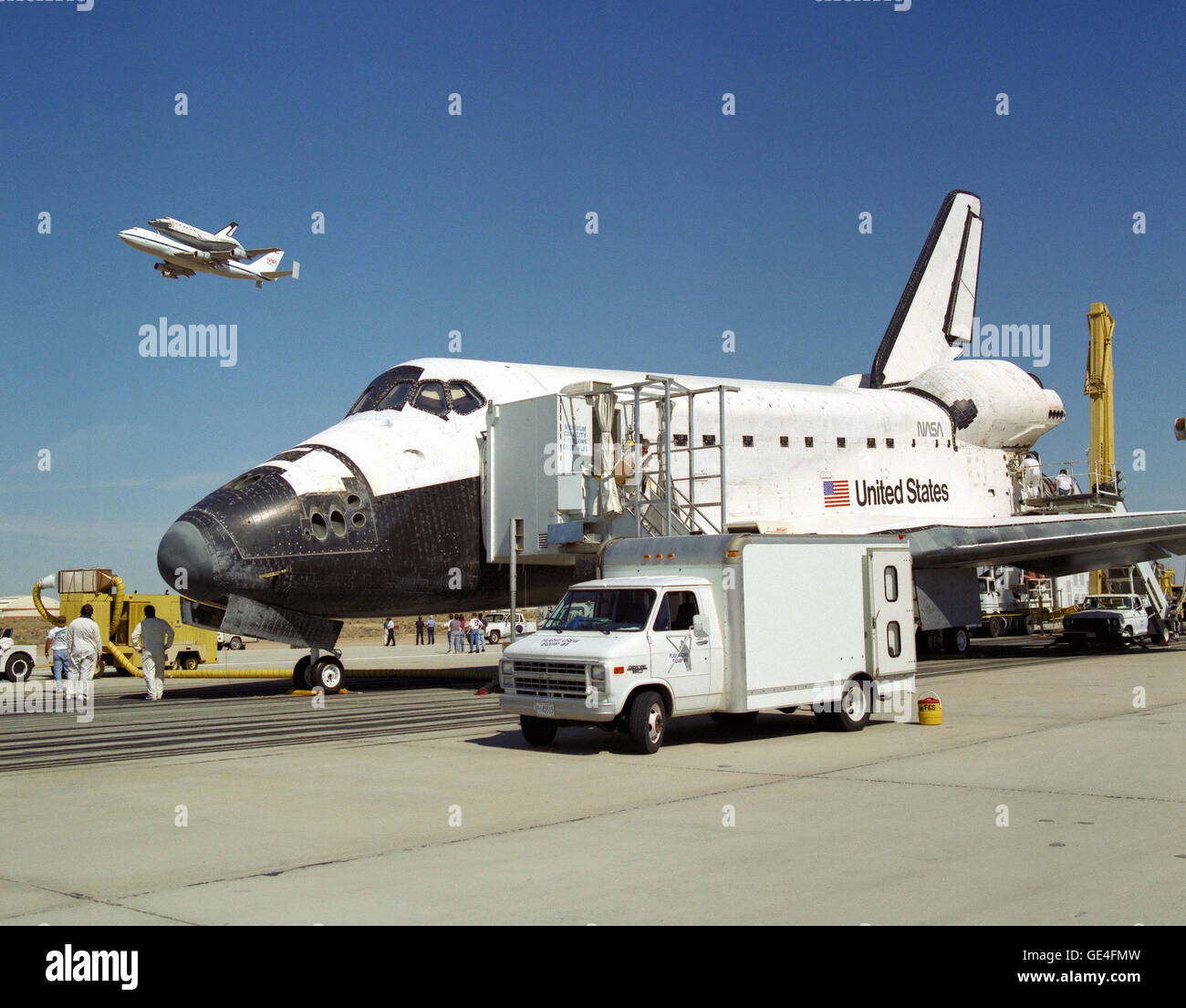Lo Space Shuttle Endeavour riceve una alta battenti salutate da sua sorella, navetta Columbia, sulla cima della NASA del vettore navetta di aeromobili, poco dopo si sforzano di atterraggio del 12 ottobre 1994, alla Edwards, California, per completare la missione STS-68. Il Columbia è stato traghettato dal Kennedy Space Center, Florida, a forza di aria impianto 42, di Palmdale, in California, dove fu sottoposta a sei mesi di ispezioni, modifiche e aggiornamenti dei sistemi. Il servizio STS-68 11-giorno la missione è stata dedicata alle immagini radar di terra caratteristiche geologiche con lo spazio laboratorio Radar. L'orbiter è circondato da attrezzature e personale Foto Stock