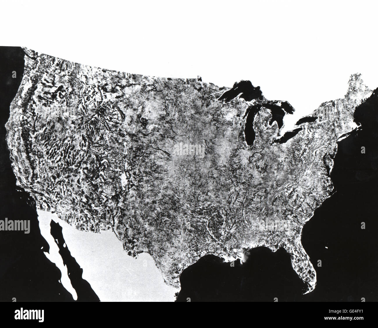 Questa mappa fotografica di 10x16 piedi degli Stati Uniti contigui è stata creata da 595 immagini prive di nuvole catturate dal primo satellite Earth Resources Technology (ERTS-1) della NASA nel 1972. Le immagini sono state scattate utilizzando il Multi-Spectral scanner System (MSS) della navicella spaziale, offrendo una nuova prospettiva sulla Terra dallo spazio. Foto Stock
