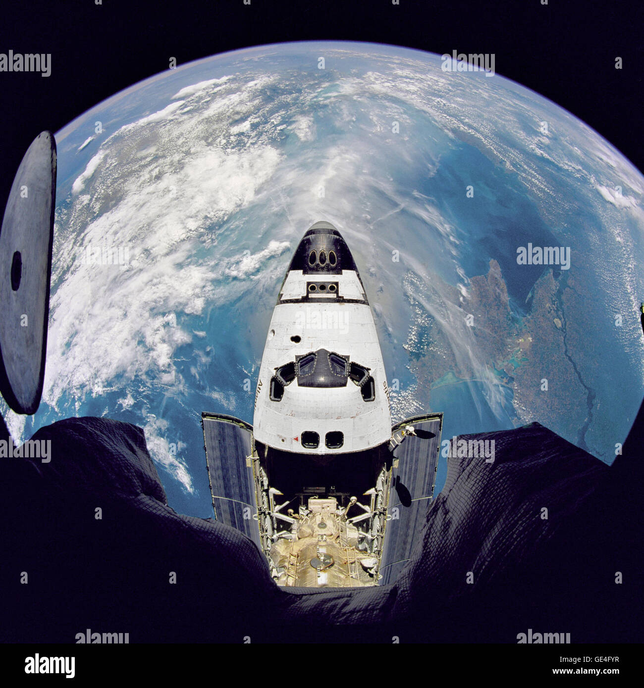 Fish-eye della navetta spaziale Atlantis come si vede dal russo stazione spaziale Mir durante la STS-71 missione. Immagine # : STS071-741-004 Foto Stock