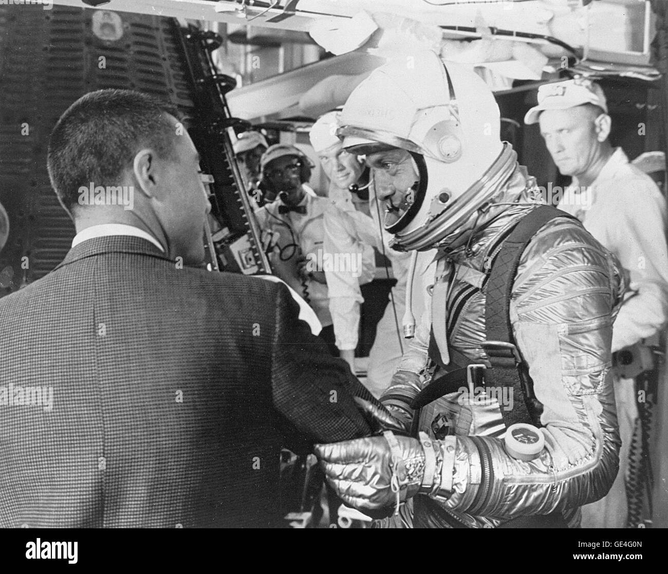 Astronauta Virgil I. "" Gus Grissom auguri Alan B.Shepard un volo sicuro appena prima dell'inserimento nella libertà 7 veicoli spaziali accoppiato sul razzo Redstone. Immagine # : 71P-0245 Data: 5 maggio 1961 Foto Stock