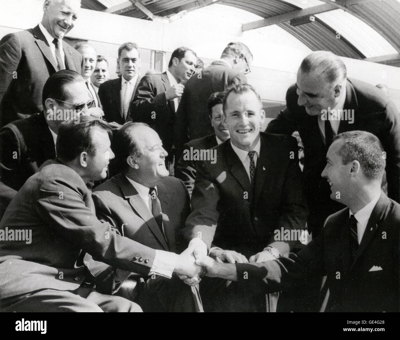 Cosmonauta sovietico Yuri Gagarin (anteriore sinistro scuote la mano con la NASA Gemini 4 astronauti, Edward H. White II (medio, rivolta verso la telecamera) e James McDivitt A. (anteriore destro) al Paris Air Show nel giugno 1965. Questo incontro tra Gagarin e il Gemini 4 astronauti si è verificata poco dopo il completamento della Gemini 4 la missione, bianca in cui eseguite il primo americano EVA. Yuri Gagarin raggiunto fama come il primo uomo in orbita terrestre. Anche mostrato nella foto (seduto tra Gagarin e bianco) sono Vice Presidente Hubert H. Humphrey e (in piedi tra bianco e Grissom) Premier francese Georges Pompid Foto Stock