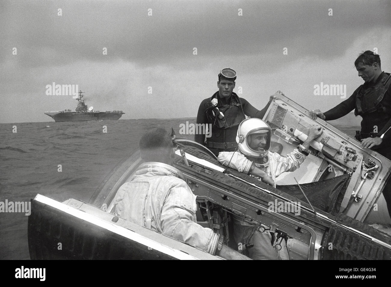 Gli astronauti P. Thomas Stafford e Eugene A. Cernan sedersi con le loro navicelle Gemini con portelli aperti mentre si attende l arrivo della nave di recupero Museo della Portaerei U.S.S. Wasp. Immagine # : S66-34085 Foto Stock