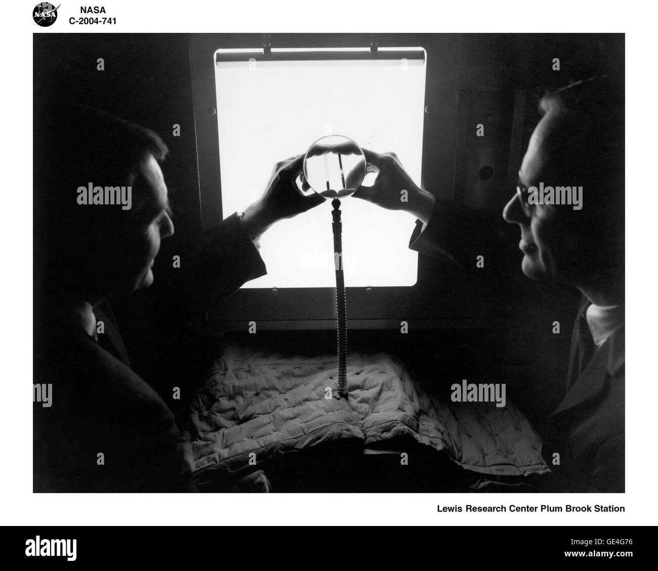 Hap Johnson e Brock Barkley valutano i campioni di prova dopo un test sperimentale al Plum Brook Reactor, parte dei test del reattore della NASA per la ricerca aerospaziale. Foto Stock