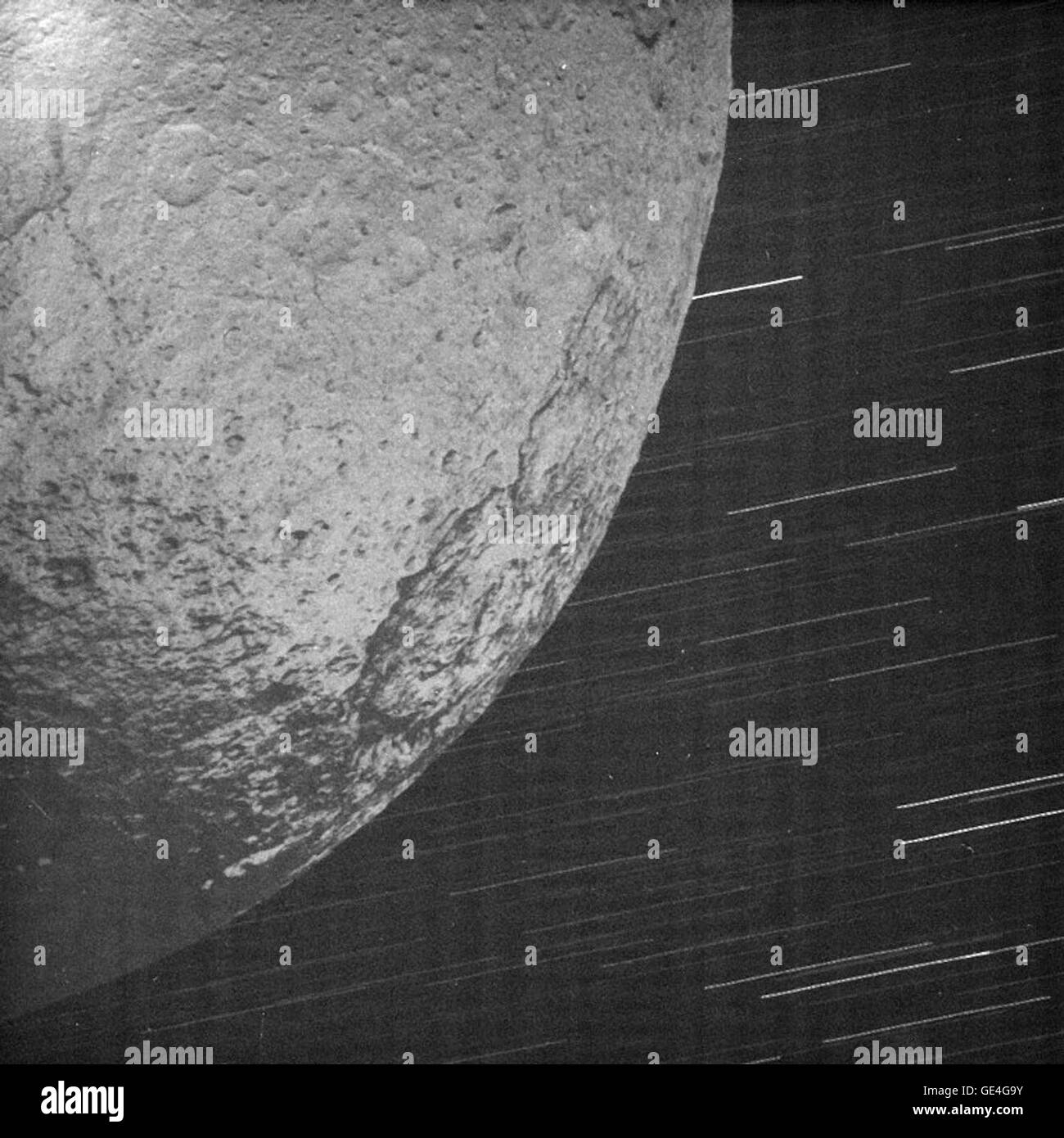 Giapeto, una delle lune di Saturno, è mostrato in immagini ad alta risoluzione. La sua caratteristica colorazione bicolore e l'insolita cresta equatoriale sono le caratteristiche principali della sua superficie. Foto Stock