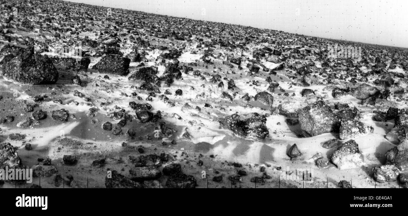 Un'immagine ad alta risoluzione scattata da Viking Lander 2 a Utopia Planitia, Marte, nel 1979 mostra un sottile strato di ghiaccio d'acqua su rocce e suolo. Questa gelata apparve quasi esattamente un anno dopo il suo precedente evento, trasmesso da Orbiter 1. Foto Stock