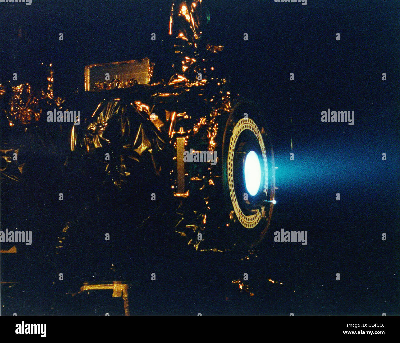 Descrizione (30 novembre 1998) Questa immagine di un faro allo xeno motore a ioni, fotografata attraverso una porta della camera a vuoto in cui esso è stato sottoposto alla prova al NASA Jet Propulsion Laboratory, mostra il tenue bagliore blu di atomi di carica essendo emessa dal motore. La propulsione ionica del motore è il primo non-propulsione chimica per essere utilizzata come principale mezzo di propulsione di un veicolo spaziale. Il primo volo in NASA il nuovo millennio Programma, Deep Space 1 è progettato per convalidare 12 nuove tecnologie scientifico per le missioni spaziali del prossimo secolo. Propulsione ionica è stata proposta per la prima volta negli anni cinquanta e la NASA eseguita Foto Stock