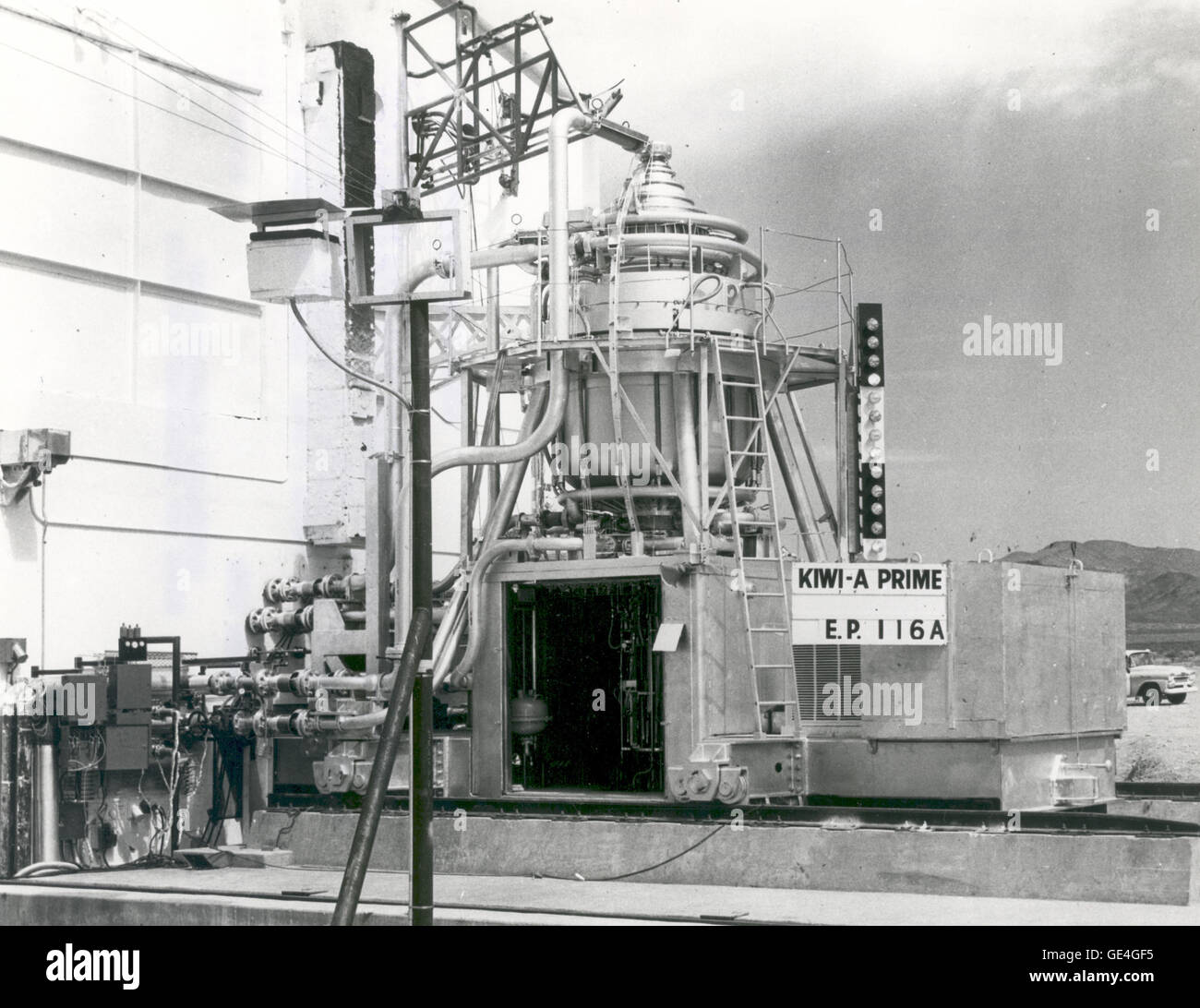 Di Kiwi e un primo è uno di una serie di reattori atomici per studiare la fattibilità del nucleare di propulsione a razzo a Los Alamos, Nuovo Messico. Sviluppato da Los Alamos laboratorio scientifico per gli Stati Uniti Commissione per l'energia atomica, il reattore ha subito un grande successo pieno potere di esecuzione su luglio 8, 1960, al Nevada Test Site in Jackass Flats, Nevada. Kiwi era un progetto in ambito nazionale a razzo nucleare programma di sviluppo, sponsorizzato congiuntamente dalla Commissione per l'energia atomica e la NASA come parte del progetto Rover/NERVA (nucleare del motore a razzo per le applicazioni del veicolo). Il principale obiettivo del Rover/NERVA era desi Foto Stock