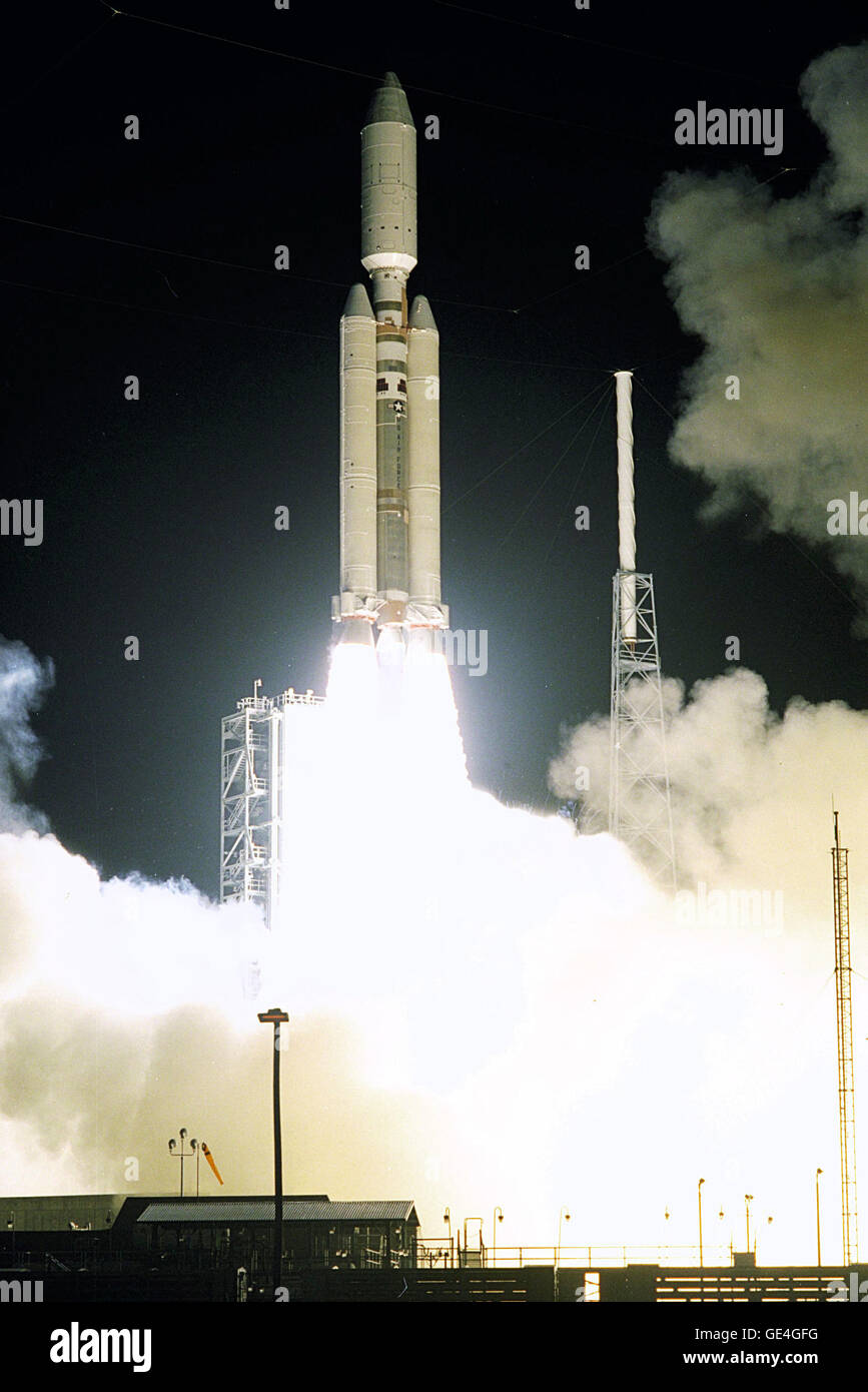(15 ottobre 1997) a sette anni di cammino a inanellare pianeta Saturno inizia con il sollevamento verticale di un Titan IVB/Centaur portando l'orbiter Cassini e il suo allegato sonda Huygens. Si è verificato un lancio a 4:43 a.m. EDT, Ottobre 15, 1997 da complessi di lancio 40 su Cape Canaveral Air Station. Dopo un 2.2 miliardi di miglia di viaggio che comprenderà due swing-bys di Venere e uno di terra al guadagno di velocità supplementari, i due piani spaziali arriverà a Saturno nel luglio 2004. L'orbiter cerchio sarà il pianeta per quattro anni e il suo complemento di 12 strumenti scientifici la raccolta di dati relativi a Saturno atmosph Foto Stock