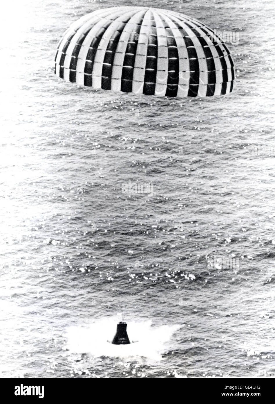 Il razzo Little Joe 5B condusse un test di alta qualità lanciando una navicella Mercury. La capsula, equipaggiata con un paracadute a vela ad anello, atterrò in sicurezza vicino a Wallops Island nel 1961. Foto Stock