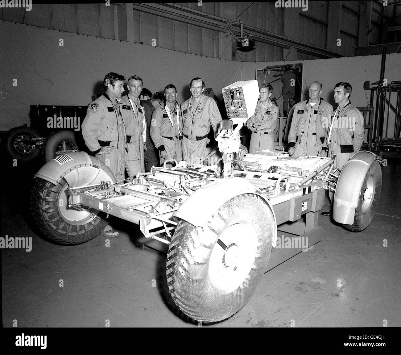 Gli astronauti tra cui John Young ed Eugene Cernan testano l'unità di qualificazione Lunar Roving Vehicle (LRV) al Marshall Space Flight Center. L'LRV, progettato per le missioni Apollo, ha migliorato la mobilità degli astronauti durante l'esplorazione lunare sull'Apollo 15, 16 e 17. Foto Stock Gli astronauti tra cui John Young ed Eugene Cernan testano l'unità di qualificazione Lunar Roving Vehicle (LRV) al Marshall Space Flight Center. L'LRV, progettato per le missioni Apollo, ha migliorato la mobilità degli astronauti durante l'esplorazione lunare sull'Apollo 15, 16 e 17. Foto Stock