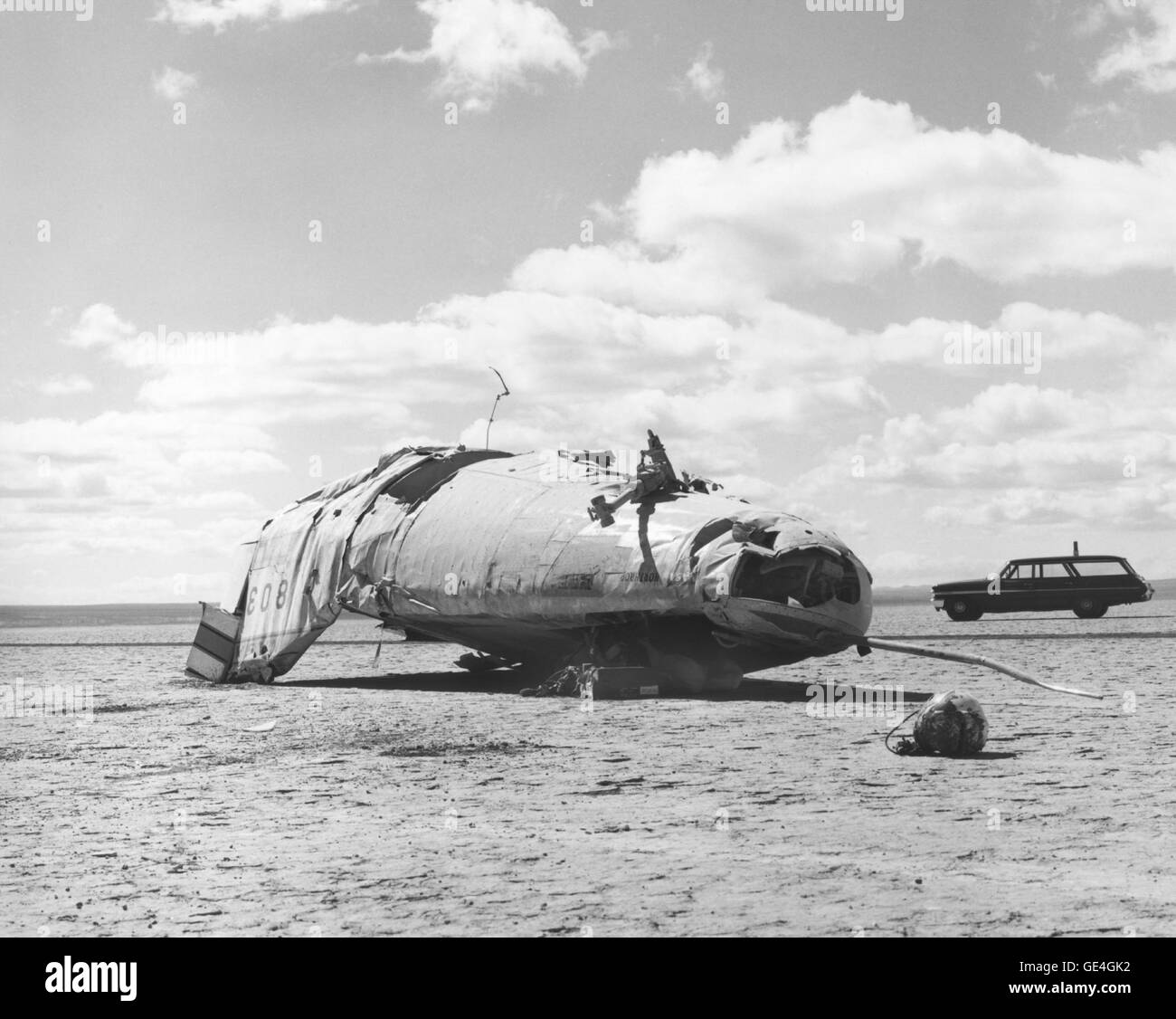 (10 maggio 1967) La M2-F2 il sollevamento del corpo crash aereo è atterrato su Rogers Lakebed secco al volo di Dryden Centro Ricerche di Edwards, in California, il 10 maggio 1967. Immagine # : E-16731 Foto Stock