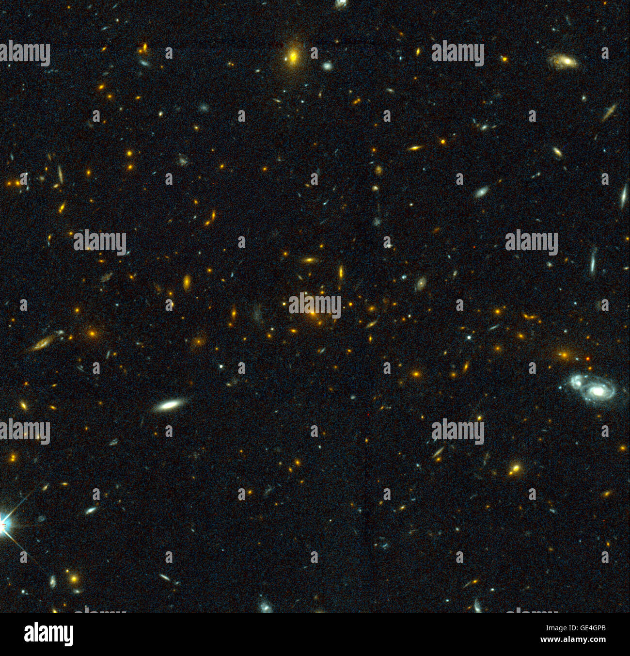 (Luglio 15, 1999) eccitante Telescopio Spaziale Hubble immagini di più di una dozzina di molto distanti la collisione di galassie indicano che, almeno in alcuni casi, grandi galassie massive forma attraverso collisioni tra quelli più piccoli, in una generazione dopo generazione storia infinita. L'immagine di Hubble mostra la coppia di galassie molto vicino insieme con i flussi di stelle venga tirato fuori delle galassie. La collisione di "genitore" galassie perdono la loro forma e le galassie più fluide sono formate. Tutto il processo di fusione può richiedere meno di un miliardo di anni. Il Telescopio Spaziale Hubble impressionata 81 galassie nella galassia Foto Stock