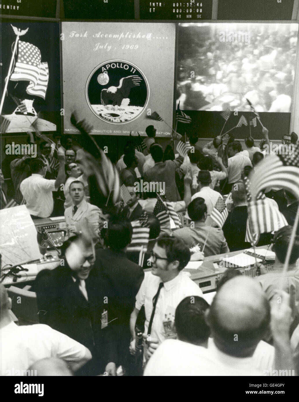 (Luglio 24, 1969) vista complessiva della missione di controllo delle operazioni in camera il Mission Control Center, edificio 30, presidiata centro di veicolo spaziale, mostrando i controllori di volo per celebrare la conclusione positiva dell'Apollo 11 atterraggio lunare di missione. Immagine # : S-69-40023 Foto Stock